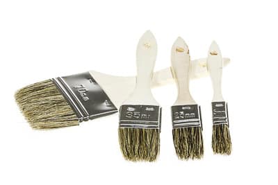 Fyra pennor i olika storlekar med trähandtag placeras sida vid sida, var och en märkt med breddmått.