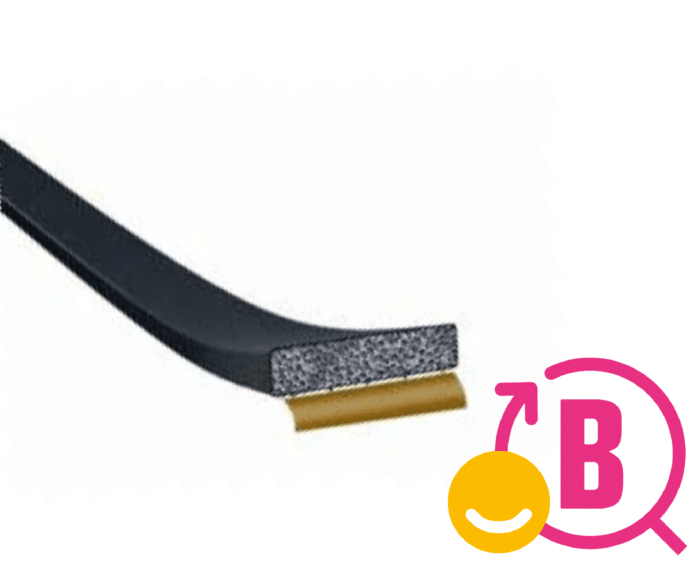 Närbild av en svart grepptejp med en självhäftande remsa på botten. Det verkar vara en del av en större rulle Kloropren CR BÄRLAGER 60ShA EN1337. En rosa förstoringsglasikon med ett "B" inuti finns längst ner till höger.