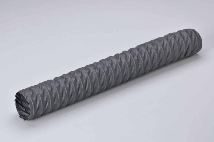 Ett grått, texturerat cylindriskt föremål med ett spiralmönster, som liknar ett armeringsjärn i armerad betong, ligger horisontellt på en ljusgrå yta. Produkten heter Hetluftslang HT180.