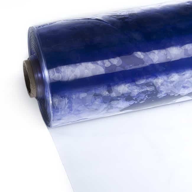 En rulle Fönsterplast delvis utrullad, liggande på en vit yta.