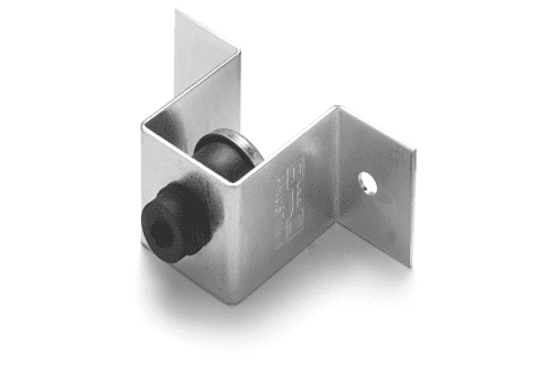 En Grand Akustik 1 A-45 med en gummigenomföring fäst på ena sidan, med sicksackform och ett hål för montering.