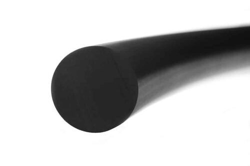 Närbild av en solid svart Gummisnöre, EPDM med slät yta och rundad ände på vit bakgrund.