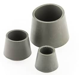 Tre svarta ottomanfots av varierande storlek placeras på en vit yta.