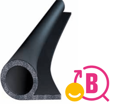Ett tvärsnitt av ett svart cylindriskt skumisoleringsrör som visar dess ihåliga insida. I det nedre högra hörnet finns en rosa och gul symbol som liknar ett förstoringsglas med ett 'B' inuti Kloropren CR BÄRLAGER 60ShA EN1337.