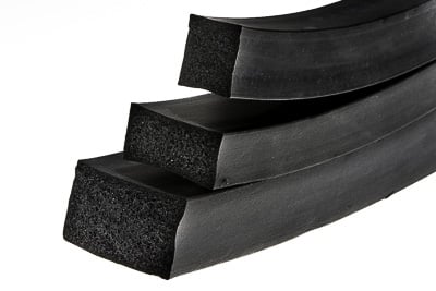 Tre Svampgummilist EPDM-remsor med strukturerade inre lager staplas i olika vinklar mot en vit bakgrund.