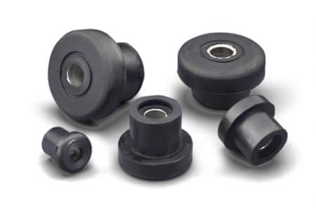 Fem Vibrationsdämpare Typ SCB i olika storlekar är arrangerade på en vit bakgrund. Varje genomföring har ett metalliskt centrum.