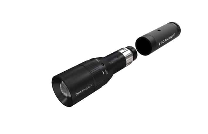 Svart cylindrisk ficklampa med avtagbar gavel som visar interna komponenter. Ficklampan och locket har båda varumärket "Ficklampa FlashPen 12V LED".