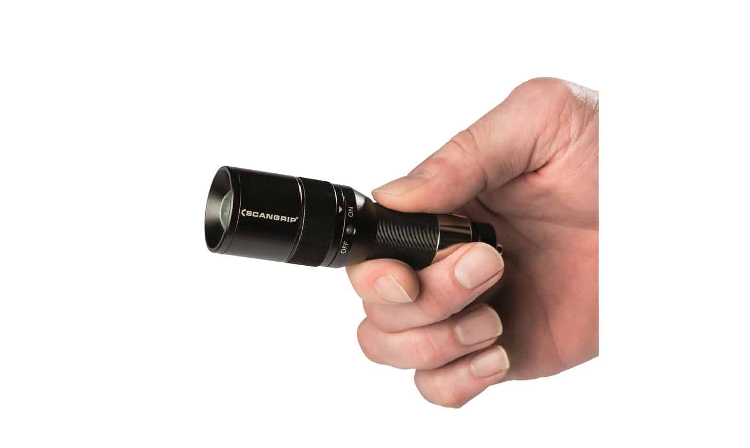 En hand håller i en liten, svart Ficklampa FlashPen 12V LED.