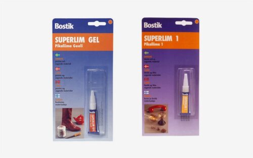 Två paket med Superlim Bostik-produkter. Den vänstra förpackningen är märkt "Superlim Gel" och den högra förpackningen är märkt "Superlim 1", var och en innehåller en liten tub med lim.